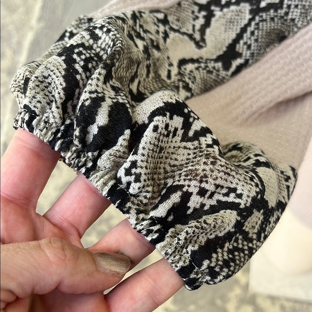 Extremely soft Hailey & Co python print blouse - Picture 7 of 13